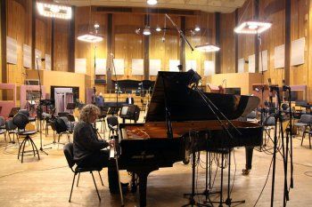 Для записи 11 мазурок Фридерика Шопена в Первую музыкальную студию Мосфильма специально привезли рояль