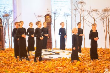 Cinema Fashion: «Другая реальность». На натурной площадке «Старая Москва – Санкт-Петербург» и в Третьем павильоне прошел второй мультимедийный показ детской моды