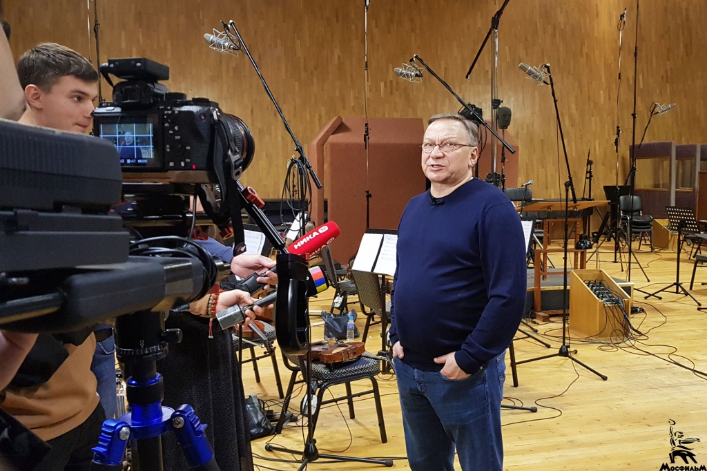 Продюсер Игорь Угольников дает интервью журналистам
