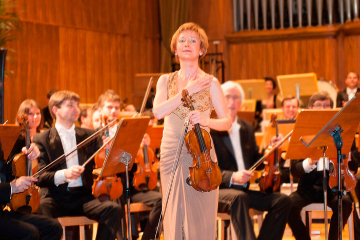 Скрипачка Елена Денисова во время одного из выступлений